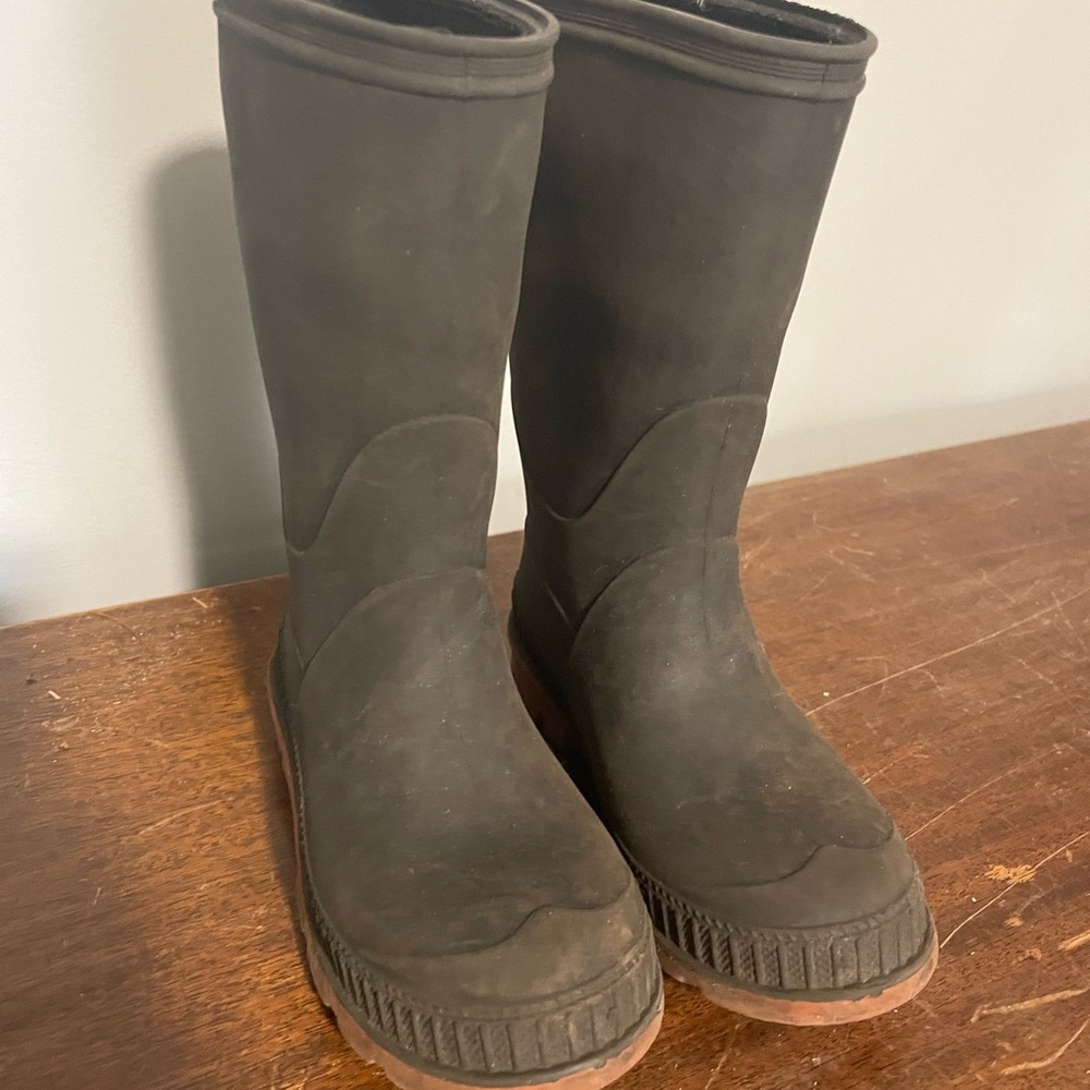 Black chore/rain boots